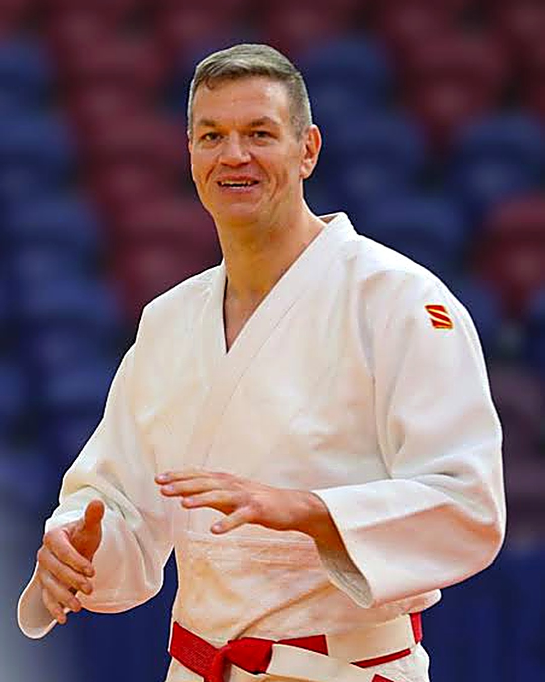 Carlos Zegarra Presser en judogi con el cinturón rojo del 7.º Dan.